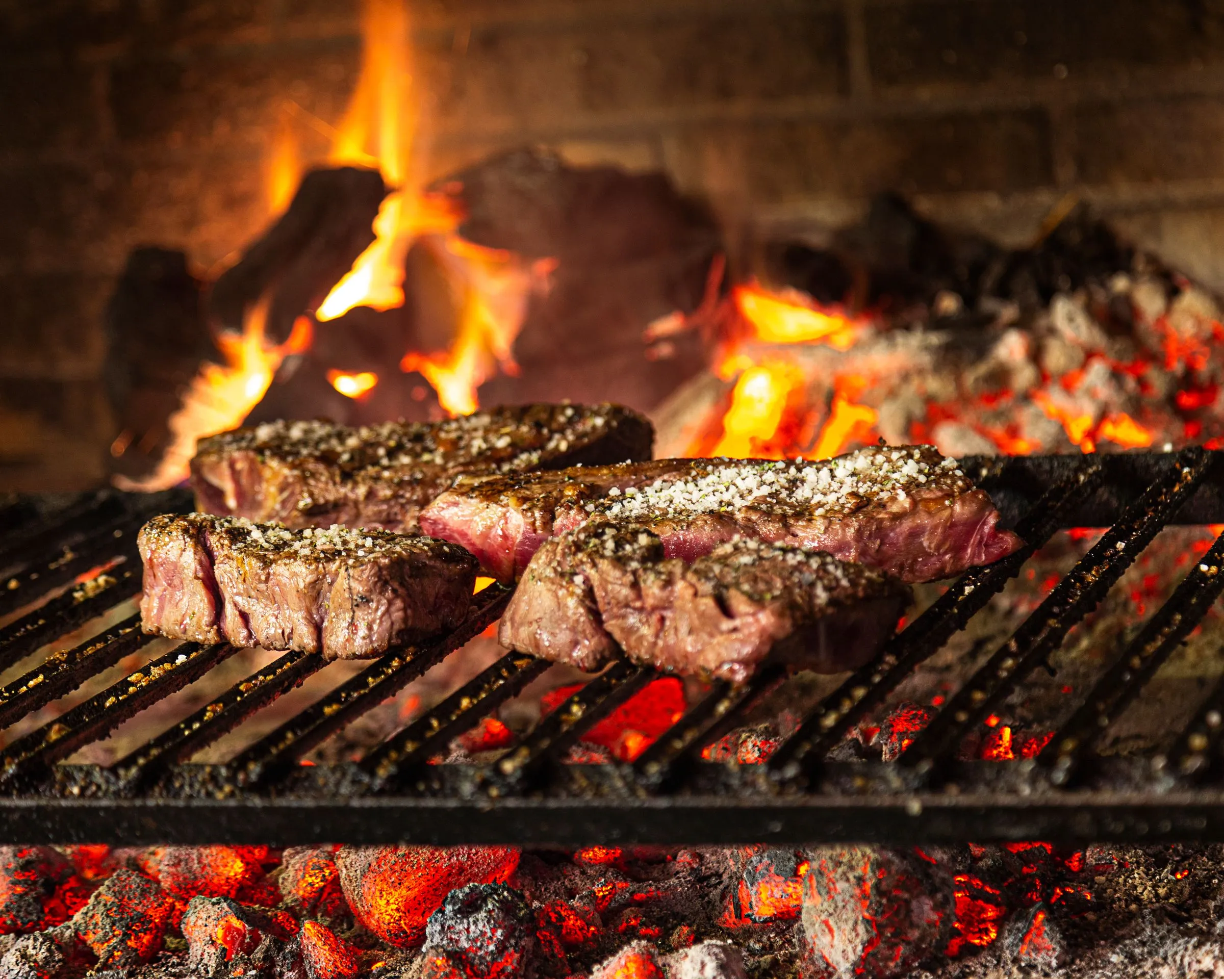 Txuletas de vaca sobre parrilla de brasa viva, en Asador Artebe