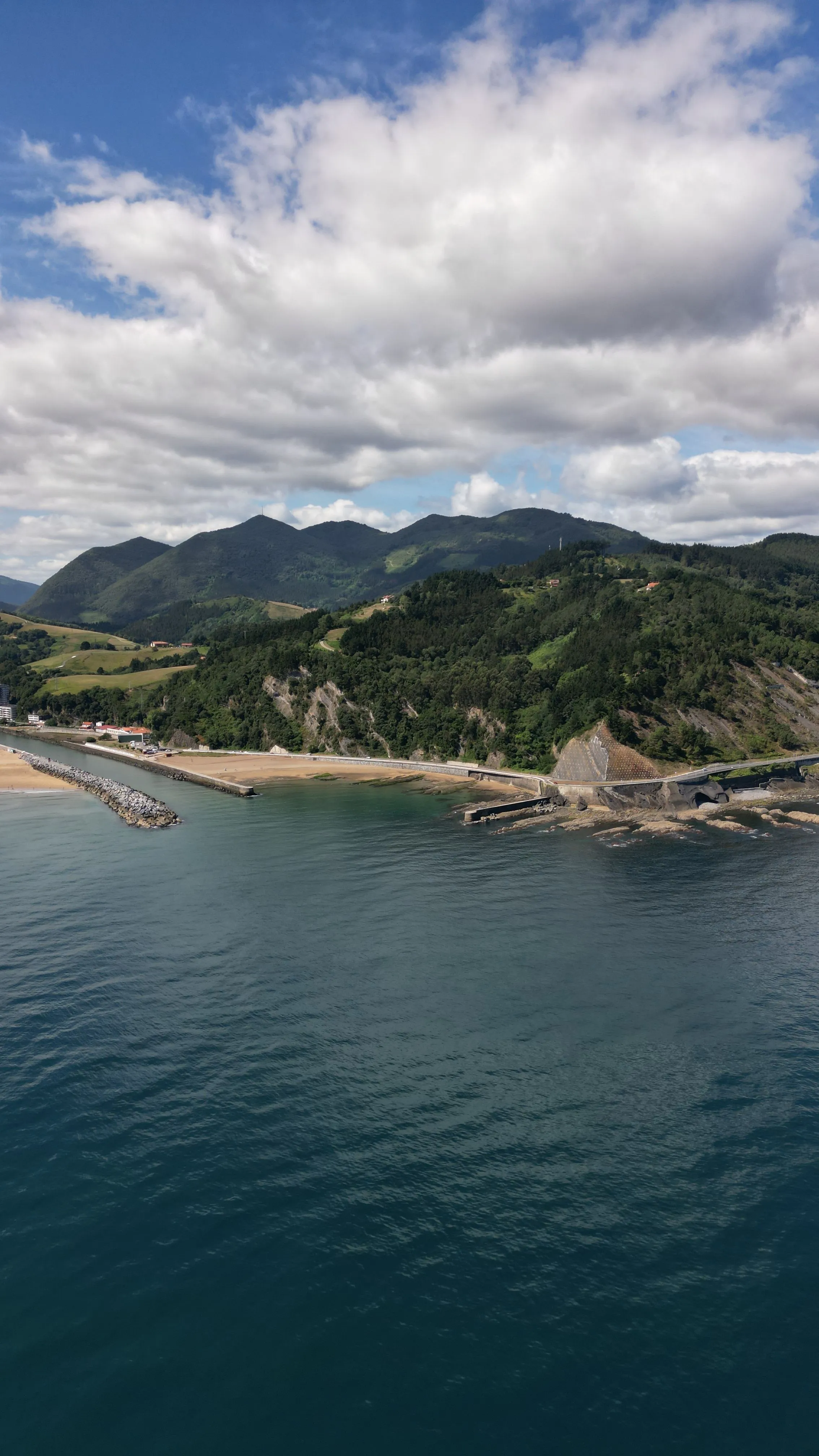 Vistas de la ría de Urdaibai desde la terraza de Asador Artebe, con la marea baja y los montes al fondo